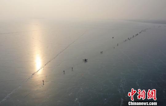 2019年1月19日，航拍新疆博湖縣全民冰上馬拉松比賽?！∧昀?攝