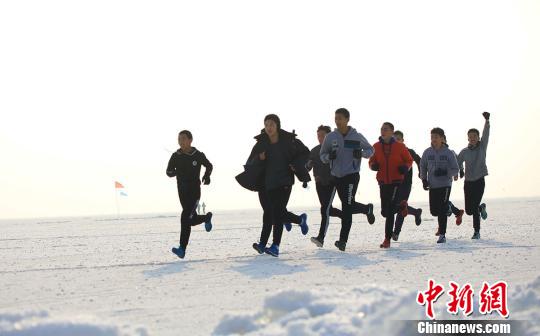 19日，800余名冰上馬拉松競賽選手 “全副武裝”前行，他們在千里冰封的博斯騰湖面上劃出一條閃亮的軌跡?！∧昀?攝
