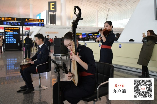 春運(yùn)首日，東航帥哥美女用歌舞為旅客送上祝福