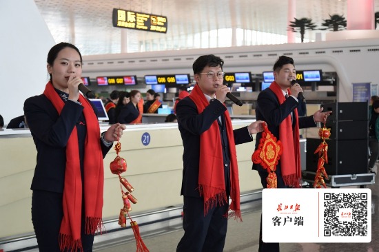 春運(yùn)首日，東航帥哥美女用歌舞為旅客送上祝福