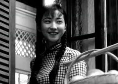 有人犯規(guī)！春節(jié)拍黑白廣告！