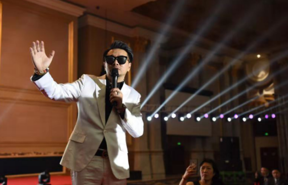 “神秘營銷第一人”背影哥——?jiǎng)?chuàng)營銷大時(shí)代壯舉！