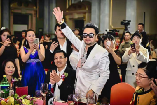 “神秘營銷第一人”背影哥——?jiǎng)?chuàng)營銷大時(shí)代壯舉！