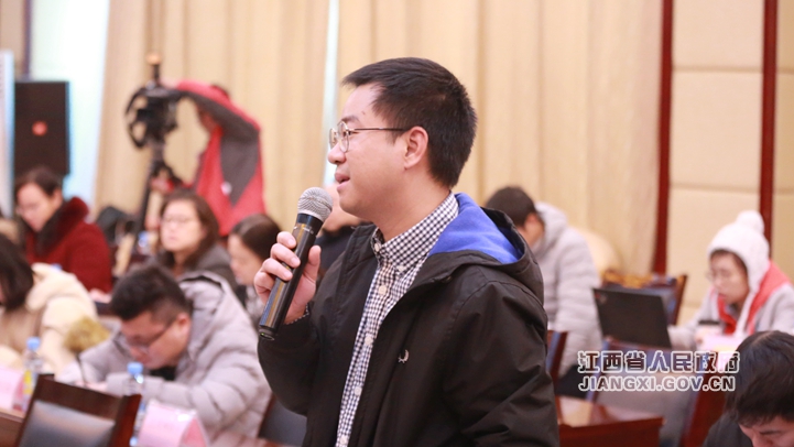 江西日?qǐng)?bào)記者_(dá)副本.jpg 2018年全省經(jīng)濟(jì)運(yùn)行情況新聞發(fā)布會(huì)在南昌舉行 圖文實(shí)錄 江西省人民政府