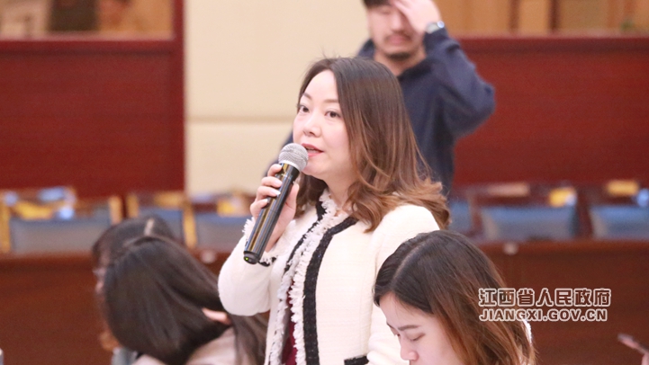 鳳凰網(wǎng)記者_(dá)副本.jpg 2018年全省經(jīng)濟(jì)運(yùn)行情況新聞發(fā)布會(huì)在南昌舉行 圖文實(shí)錄 江西省人民政府