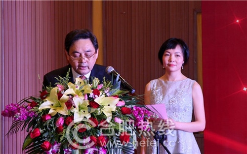 安徽省食品行業(yè)協(xié)會(huì)姜紹通會(huì)長(zhǎng)上臺(tái)發(fā)言