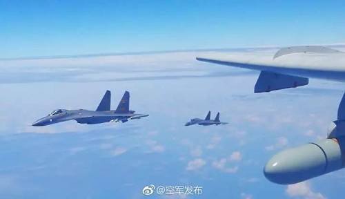 資料圖片：2018年4月19日，空軍組織多架轟炸機(jī)、偵察機(jī)成體系“繞島巡航”。（@空軍發(fā)布）