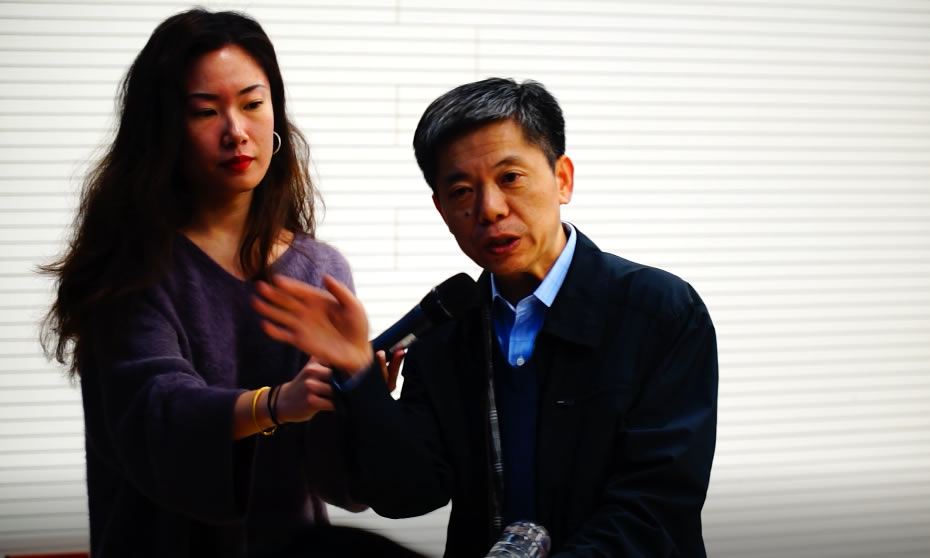 春節(jié)前這場(chǎng)衛(wèi)健委發(fā)布會(huì)有多火：主席臺(tái)記者席全坐滿 專家拿礦泉水瓶現(xiàn)場(chǎng)“