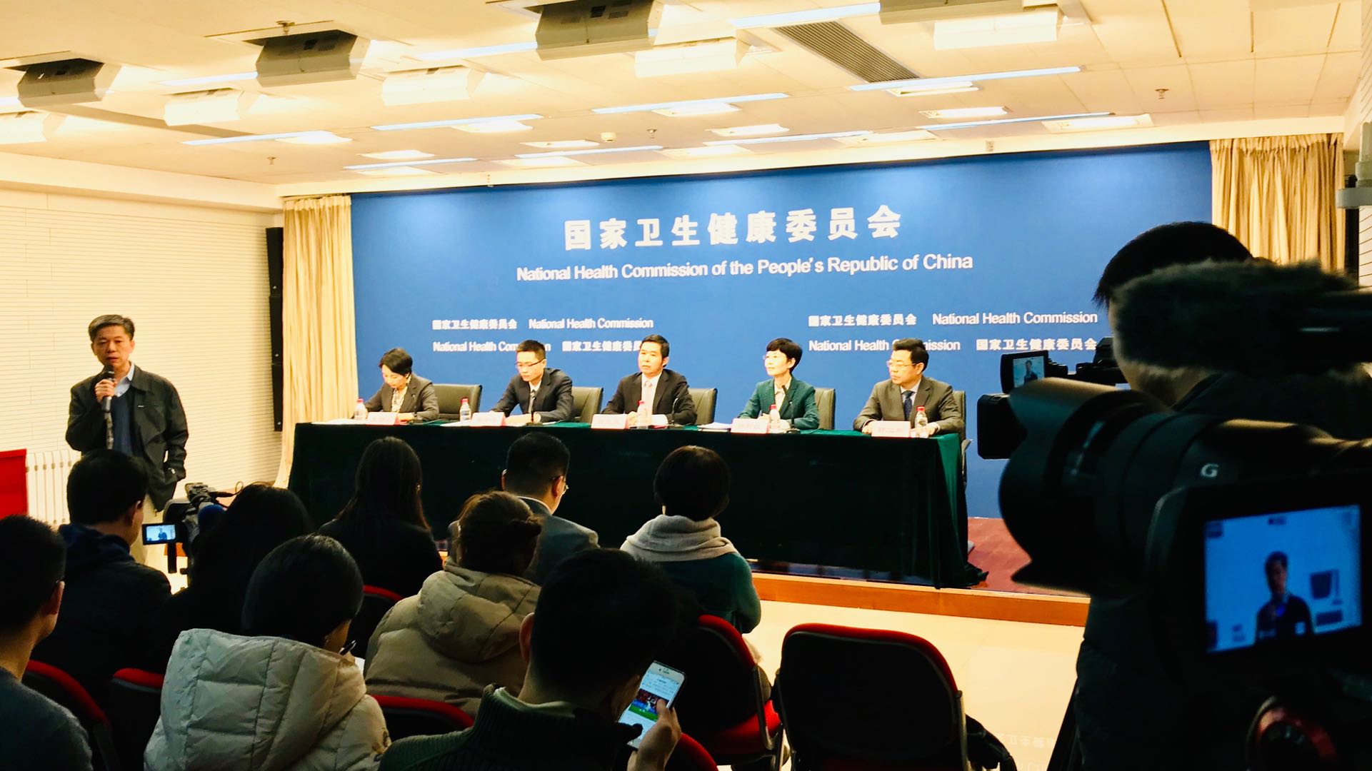 春節(jié)前這場(chǎng)衛(wèi)健委發(fā)布會(huì)有多火：主席臺(tái)記者席全坐滿 專家拿礦泉水瓶現(xiàn)場(chǎng)“
