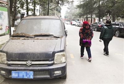 小區(qū)里“僵尸車”多怎么辦