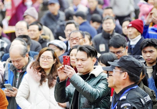 現(xiàn)場觀眾記錄精彩時刻。