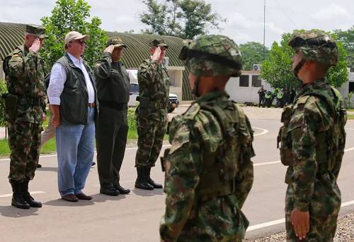 資料圖片：2018年4月27日，哥倫比亞卡塔通博，哥倫比亞國(guó)防部長(zhǎng)Luis Carlos Villegas視察Tibu的軍事基地。（視覺(jué)中國(guó)）
