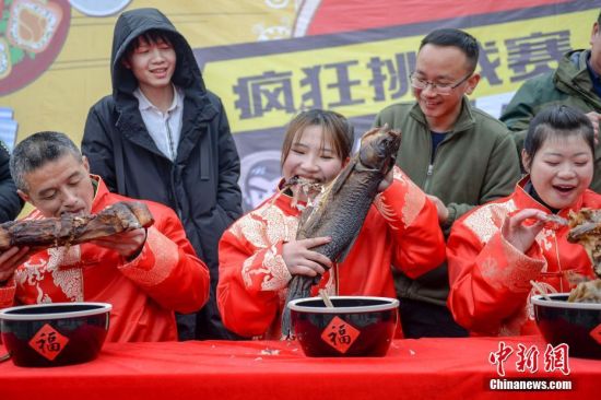 大胃王爭霸賽 女孩為奪冠狂啃臘魚