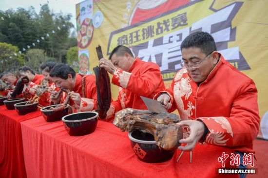 大胃王爭霸賽 女孩為奪冠狂啃臘魚