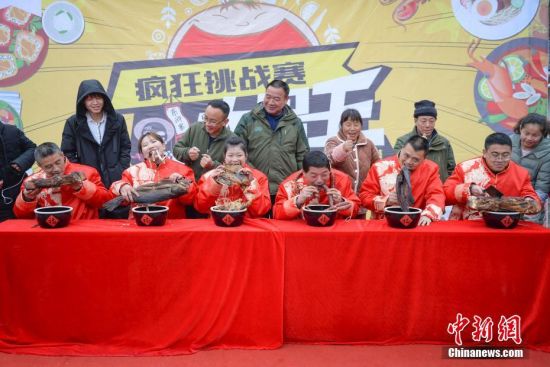 大胃王爭霸賽 女孩為奪冠狂啃臘魚