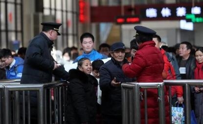 鄭州鐵路今日迎來(lái)節(jié)前客流高峰 預(yù)計(jì)發(fā)送旅客33.5萬(wàn)人