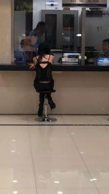 騎馬女子在派出所內(nèi)接受調(diào)查