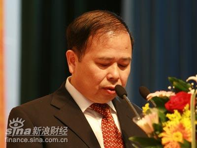 圖文:廈門大學管理學院院長翁君奕主持論壇