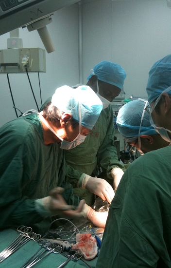 鄭黎明醫(yī)生在進(jìn)行手術(shù)。