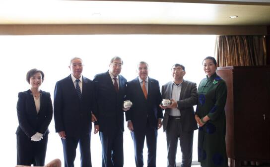 中國圍棋協(xié)會贈送巴赫云子圍棋