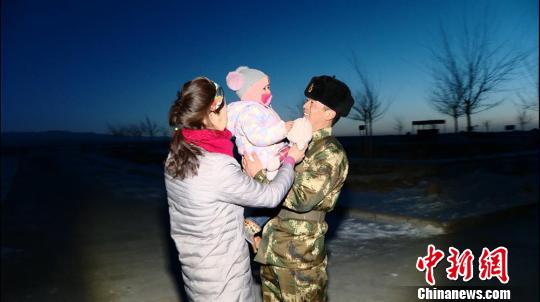 甘肅武警堅(jiān)守戈壁邊關(guān)哨位:十年未回家過(guò)年