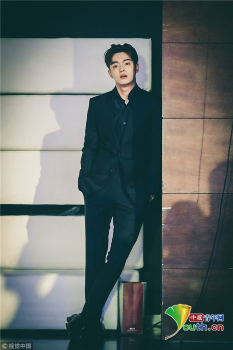 太撩人！許凱出席發(fā)布會 捂嘴偷笑帥氣逼人