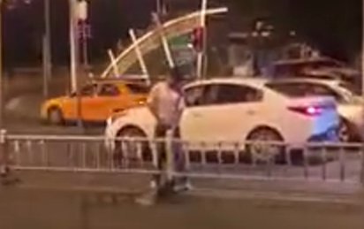 一尿惹拘留！男子在三亞一十字路口隨地小便被警方頂格處罰