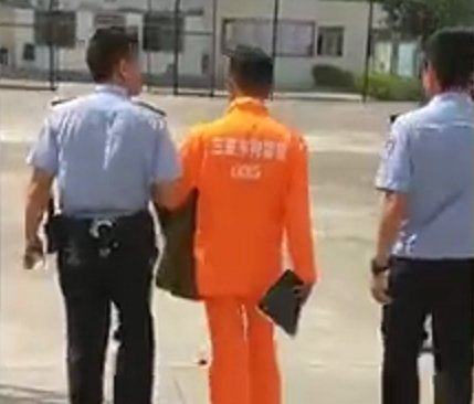 一尿惹拘留！男子在三亞一十字路口隨地小便被警方頂格處罰