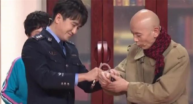 “平安北京”發(fā)布“玫瑰金”手銬測(cè)評(píng)：不要輕易盤之