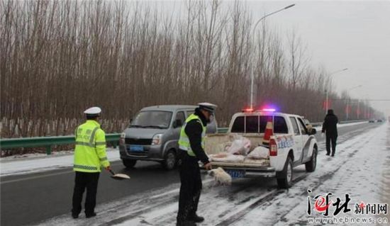 圖為衡水交警清除路面積雪。省交管局供圖