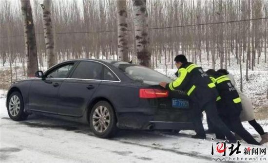 圖為滄州交警雪中救援車輛。省交管局供圖