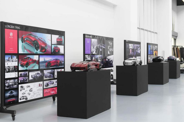 泛亞金橋園區(qū)于今年4月正式投入使用，聚焦于未來前瞻設(shè)計、造型及工程研發(fā)能力的提升，擁有前瞻及造型設(shè)計開發(fā)、軟件中心、前期架構(gòu)開發(fā)、縮比模型風(fēng)洞、電子電器開發(fā)等眾多關(guān)鍵研發(fā)設(shè)備。目前研發(fā)體系已形成1個泛亞，2個園區(qū)（金橋園區(qū)-工程協(xié)同、造型設(shè)計及軟件開發(fā)園區(qū)；唐鎮(zhèn)園區(qū)-整車及子系統(tǒng)、零部件開發(fā)驗證園區(qū)），3個分中心（沈陽、煙臺、武漢），4個試驗基地（廣德試車場、黑河寒區(qū)試驗基地、吐魯番熱區(qū)試驗基地和格爾木高原試驗基地）的布局。