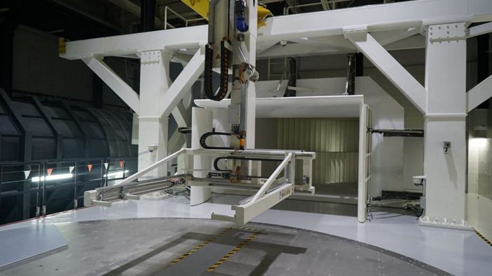 泛亞金橋園區(qū)于今年4月正式投入使用，聚焦于未來前瞻設(shè)計、造型及工程研發(fā)能力的提升，擁有前瞻及造型設(shè)計開發(fā)、軟件中心、前期架構(gòu)開發(fā)、縮比模型風(fēng)洞、電子電器開發(fā)等眾多關(guān)鍵研發(fā)設(shè)備。目前研發(fā)體系已形成1個泛亞，2個園區(qū)（金橋園區(qū)-工程協(xié)同、造型設(shè)計及軟件開發(fā)園區(qū)；唐鎮(zhèn)園區(qū)-整車及子系統(tǒng)、零部件開發(fā)驗證園區(qū)），3個分中心（沈陽、煙臺、武漢），4個試驗基地（廣德試車場、黑河寒區(qū)試驗基地、吐魯番熱區(qū)試驗基地和格爾木高原試驗基地）的布局。