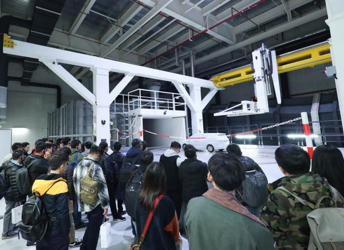 泛亞金橋園區(qū)于今年4月正式投入使用，聚焦于未來前瞻設(shè)計、造型及工程研發(fā)能力的提升，擁有前瞻及造型設(shè)計開發(fā)、軟件中心、前期架構(gòu)開發(fā)、縮比模型風(fēng)洞、電子電器開發(fā)等眾多關(guān)鍵研發(fā)設(shè)備。目前研發(fā)體系已形成1個泛亞，2個園區(qū)（金橋園區(qū)-工程協(xié)同、造型設(shè)計及軟件開發(fā)園區(qū)；唐鎮(zhèn)園區(qū)-整車及子系統(tǒng)、零部件開發(fā)驗證園區(qū)），3個分中心（沈陽、煙臺、武漢），4個試驗基地（廣德試車場、黑河寒區(qū)試驗基地、吐魯番熱區(qū)試驗基地和格爾木高原試驗基地）的布局。