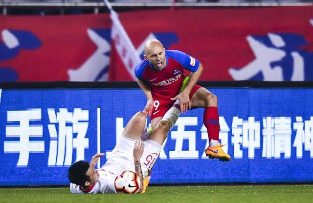 深足卓爾危機(jī)公關(guān)！葛振被放下預(yù)備隊(duì)，拉斐爾停薪+罰款50萬(wàn)