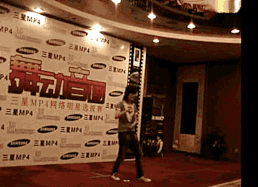 被罵十年才翻紅，因?yàn)閼粰C(jī)場(chǎng)工作人員又被群嘲？曾軼可在想什么？