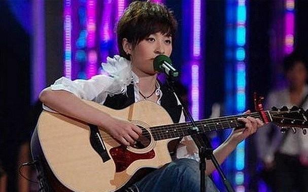 被罵十年才翻紅，因?yàn)閼粰C(jī)場(chǎng)工作人員又被群嘲？曾軼可在想什么？