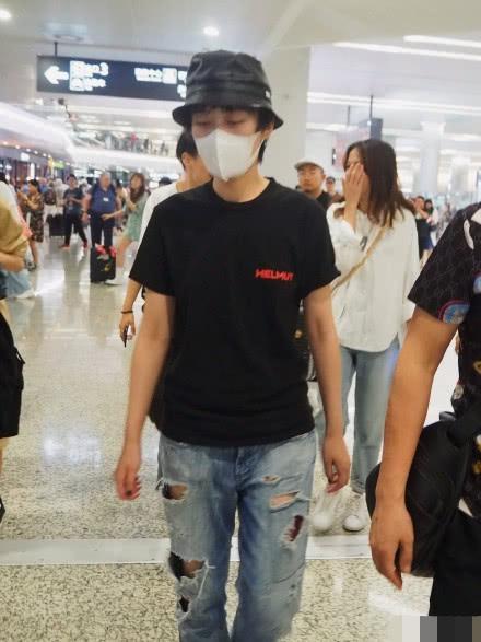 被罵十年才翻紅，因?yàn)閼粰C(jī)場(chǎng)工作人員又被群嘲？曾軼可在想什么？