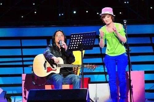 被罵十年才翻紅，因?yàn)閼粰C(jī)場(chǎng)工作人員又被群嘲？曾軼可在想什么？