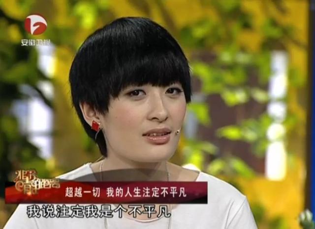 被罵十年才翻紅，因?yàn)閼粰C(jī)場(chǎng)工作人員又被群嘲？曾軼可在想什么？