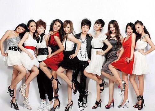 被罵十年才翻紅，因?yàn)閼粰C(jī)場(chǎng)工作人員又被群嘲？曾軼可在想什么？