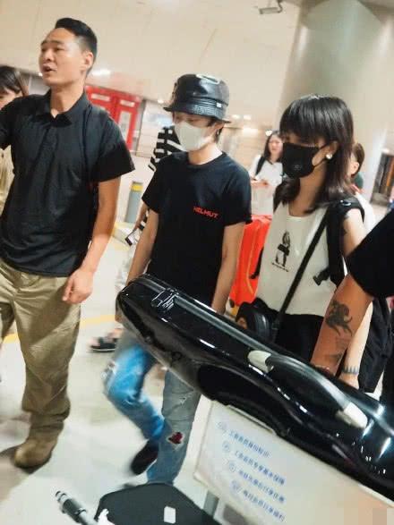 被罵十年才翻紅，因?yàn)閼粰C(jī)場(chǎng)工作人員又被群嘲？曾軼可在想什么？