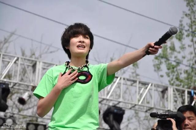 被罵十年才翻紅，因?yàn)閼粰C(jī)場(chǎng)工作人員又被群嘲？曾軼可在想什么？